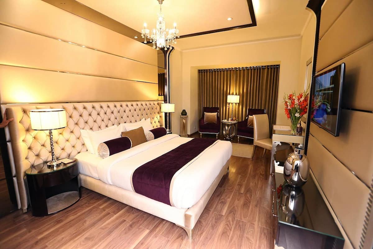 Business Room, 1 King Bed, Smoking | Minibar, in-room safe, desk, blackout drapes