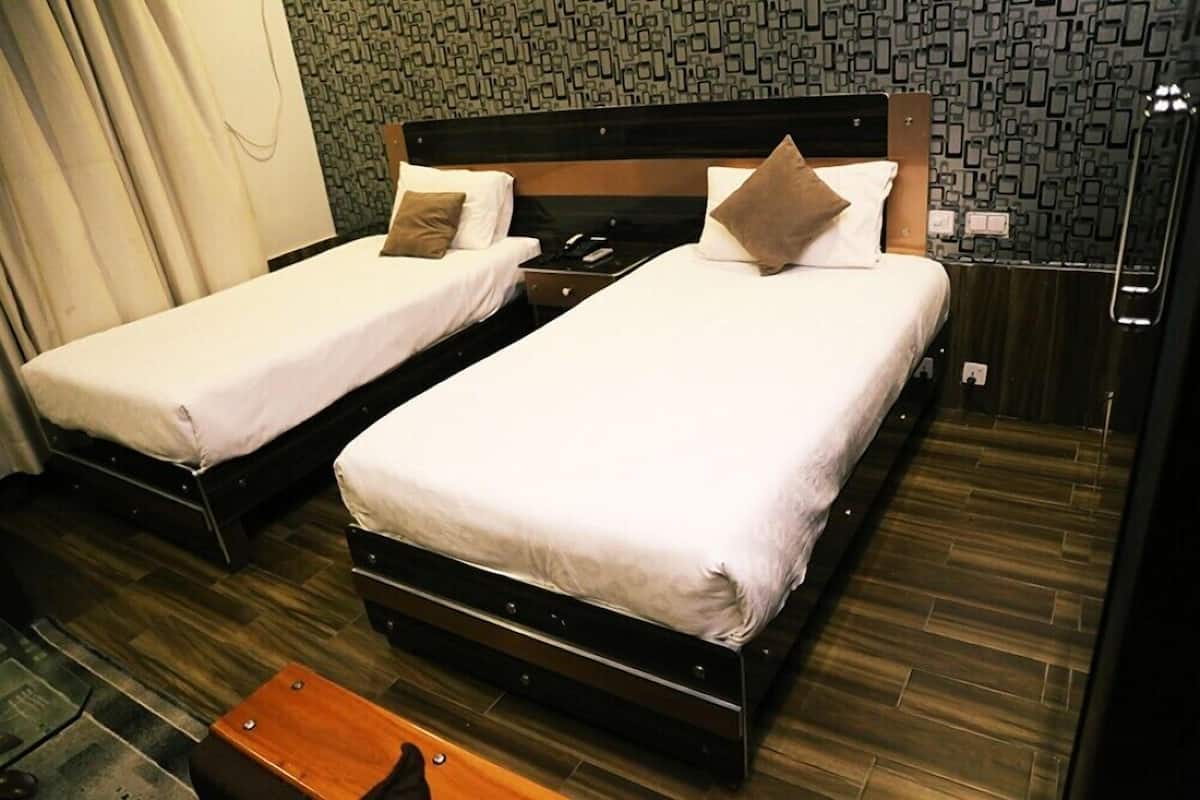 Een minibar, een bureau, gratis wifi, beddengoed