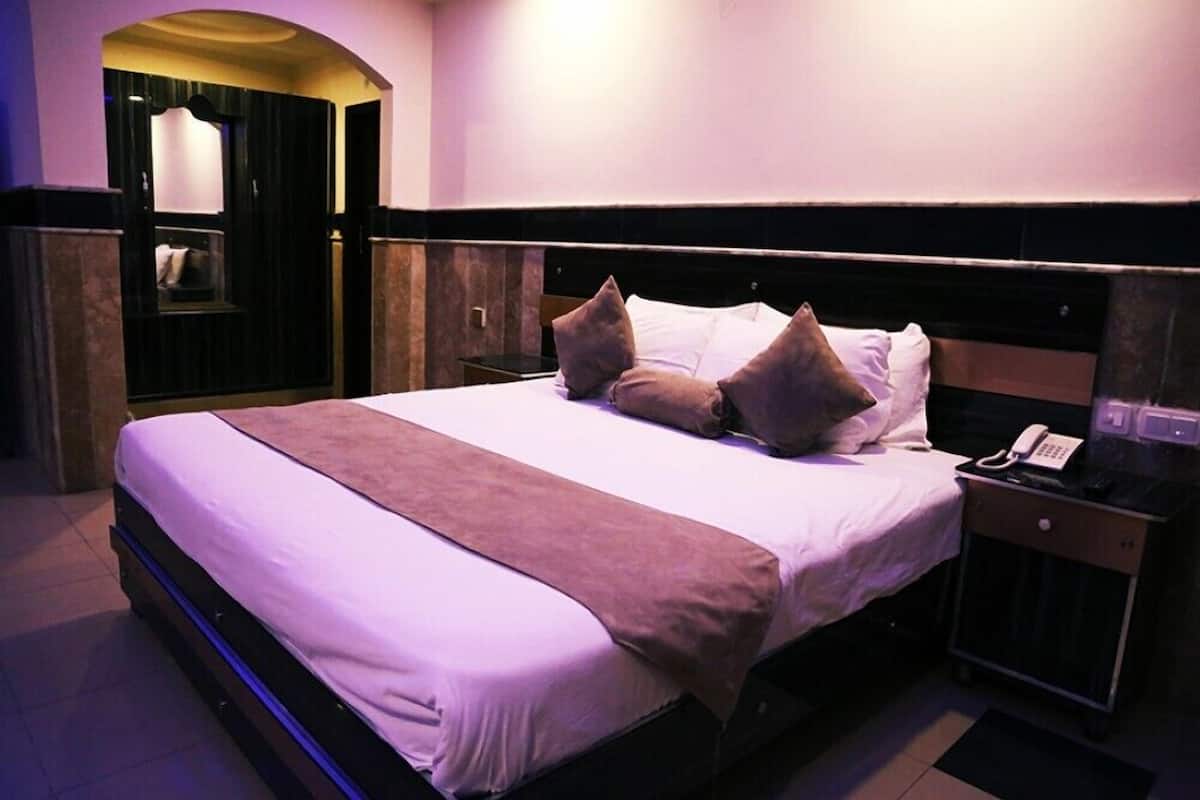 Een minibar, een bureau, gratis wifi, beddengoed