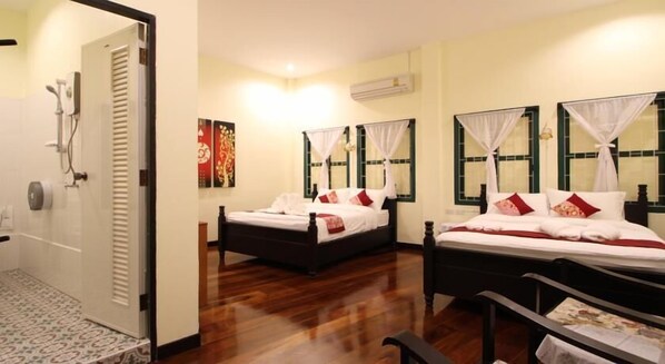 家庭四人房 | 隔音、免費 Wi-Fi