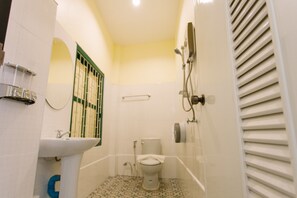 A bathroom with a toilet, sink, and shower. - Srisomboon Hostel (Trang)