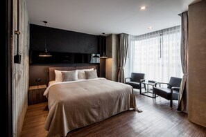 Junior Rustic Loft Suite | 고급 침구, 객실 내 금고, 책상, 암막 커튼