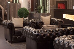 Lobby sitting area - S Hadyai Hotel (Hat Yai)