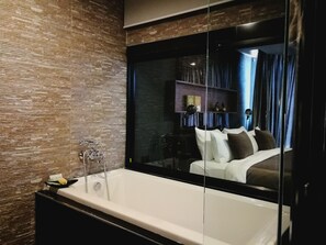 Chambre exclusive double ou avec lits jumeaux | Salle de bain | Articles de toilette (gratuits), séchoir à cheveux, serviettes fournies