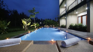 Outdoor pool, pool umbrellas, sun loungers