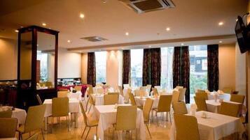 Breakfast, lunch, dinner served; international cuisine