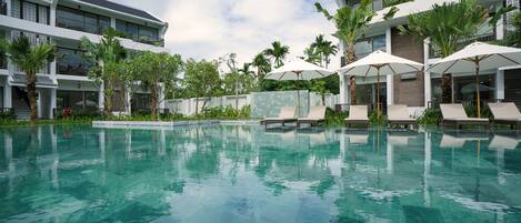 Outdoor pool, pool umbrellas, sun loungers