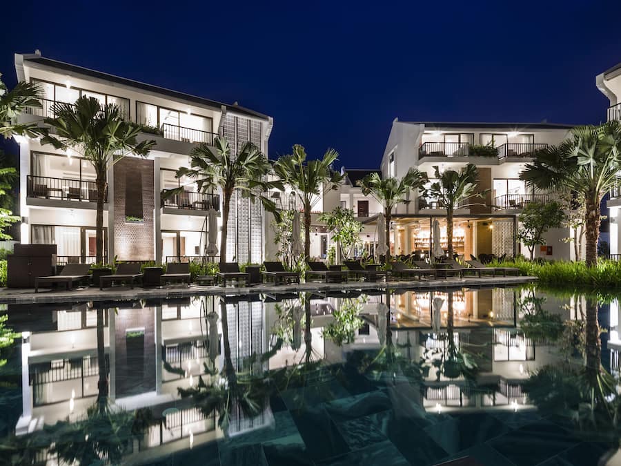 Piscina externa, guarda-sóis, espreguiçadeiras