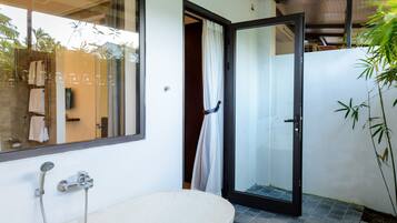 Executive Suite | Deep soaking bathtub