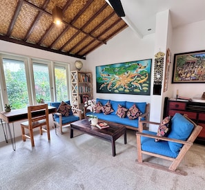 Books - Angel House Ubud Eco Villa (Mas)