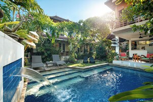 Outdoor pool, free cabanas, sun loungers