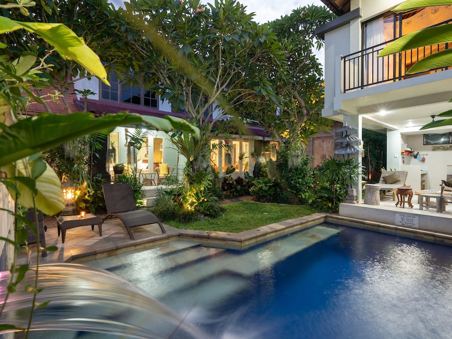 Utendørsbasseng, bassengtelt (inkludert) og solsenger