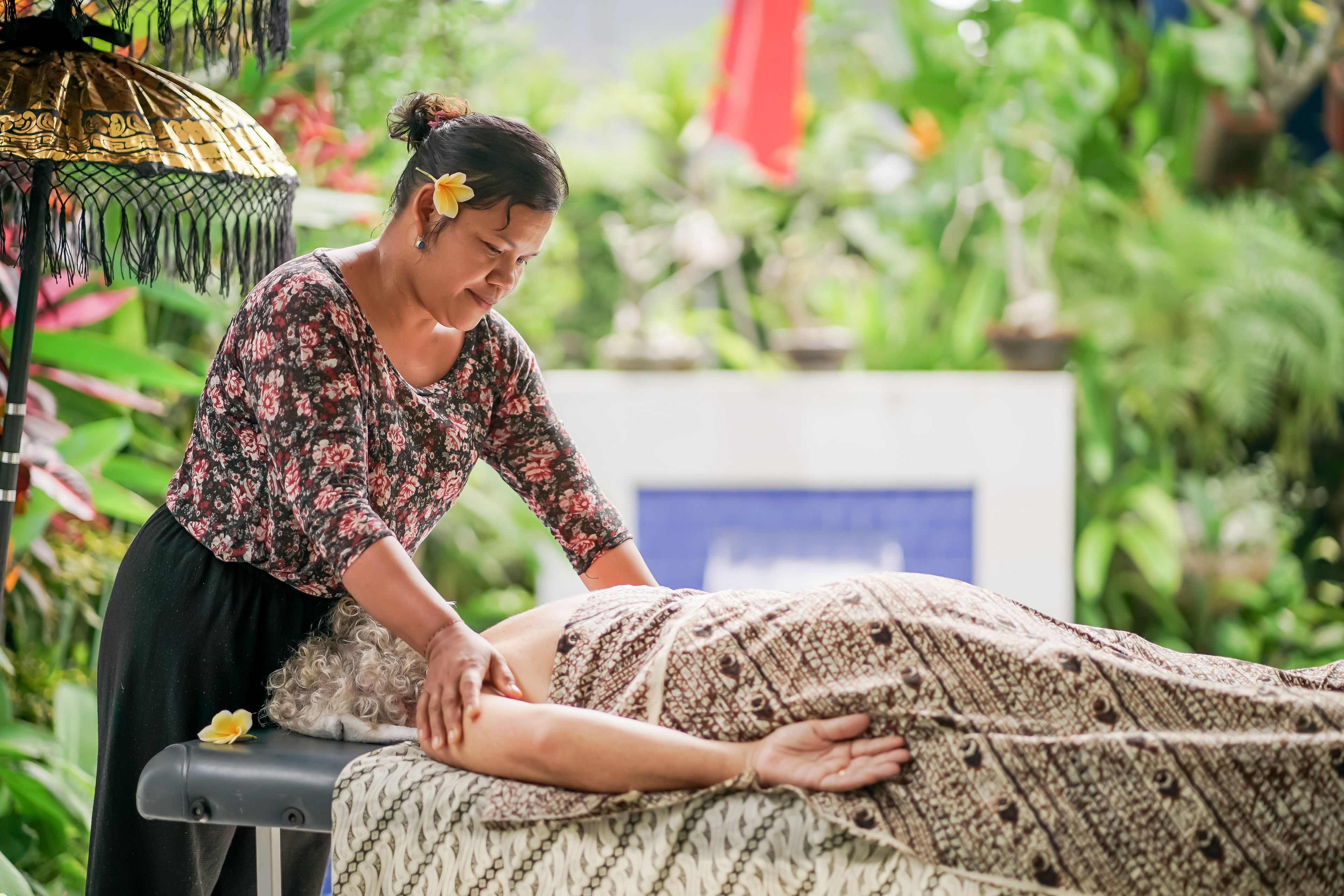 Massagens com pedras quentes, massagens musculares profundas