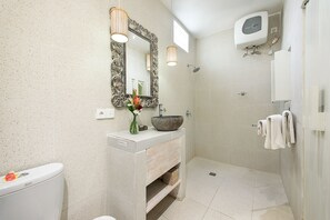 Dusche, Regendusche, umweltfreundliche Kosmetikartikel, Haartrockner