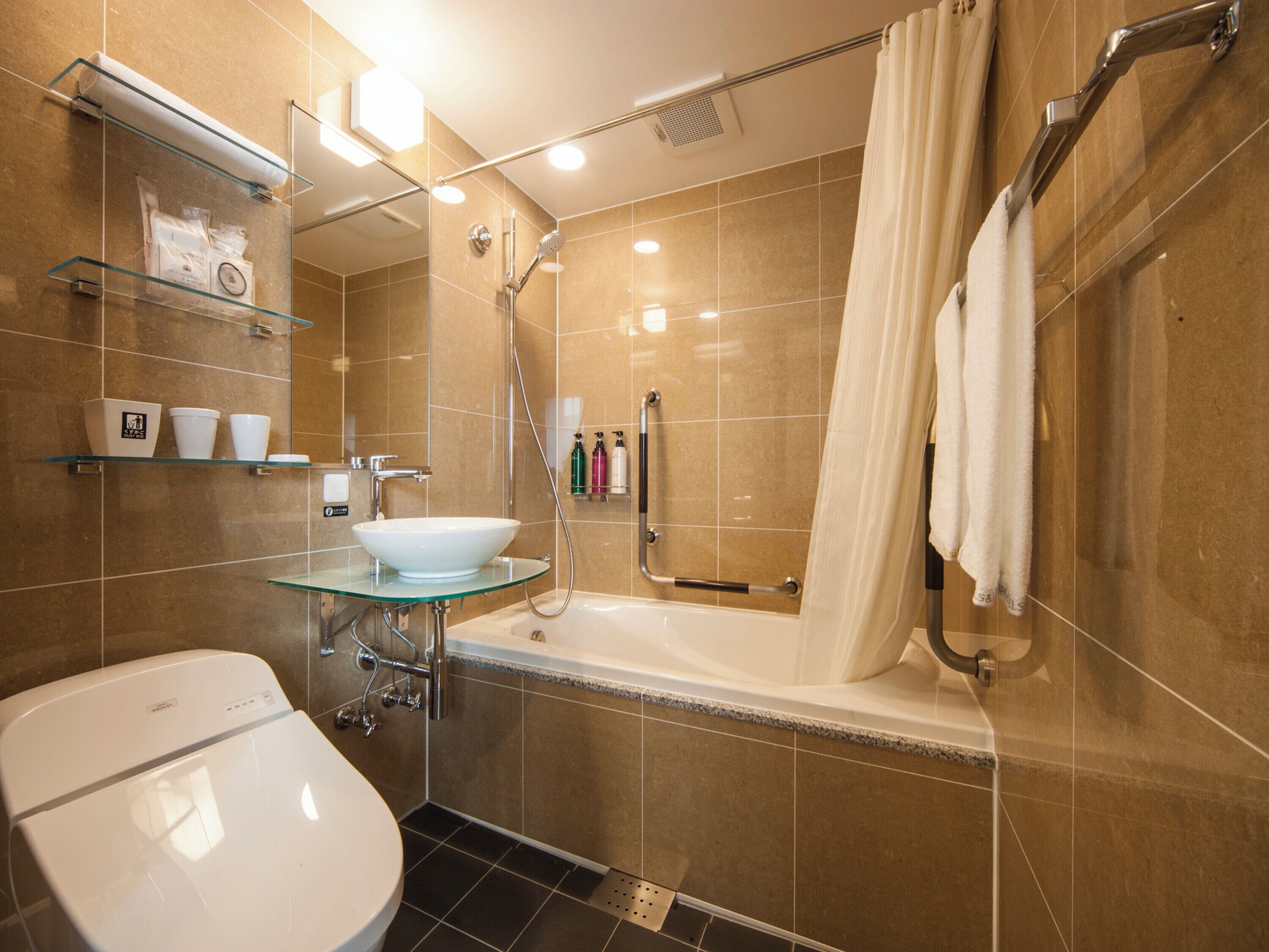 twin room, non smoking | bathroom | combined shower/bathtub, free toiletries, hair dryer, slippers