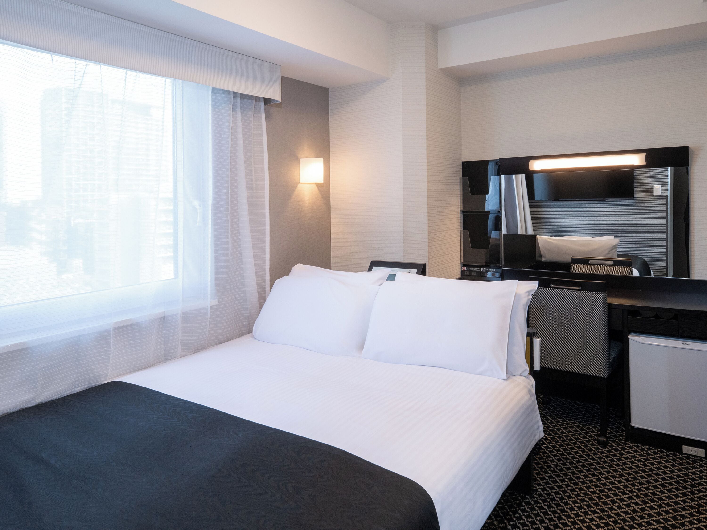 Ropa de cama de alta calidad, escritorio y cortinas blackout 