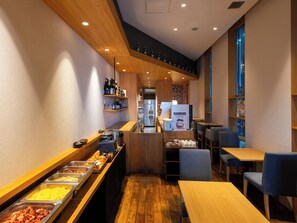 Daily full breakfast (JPY 1600 per person)