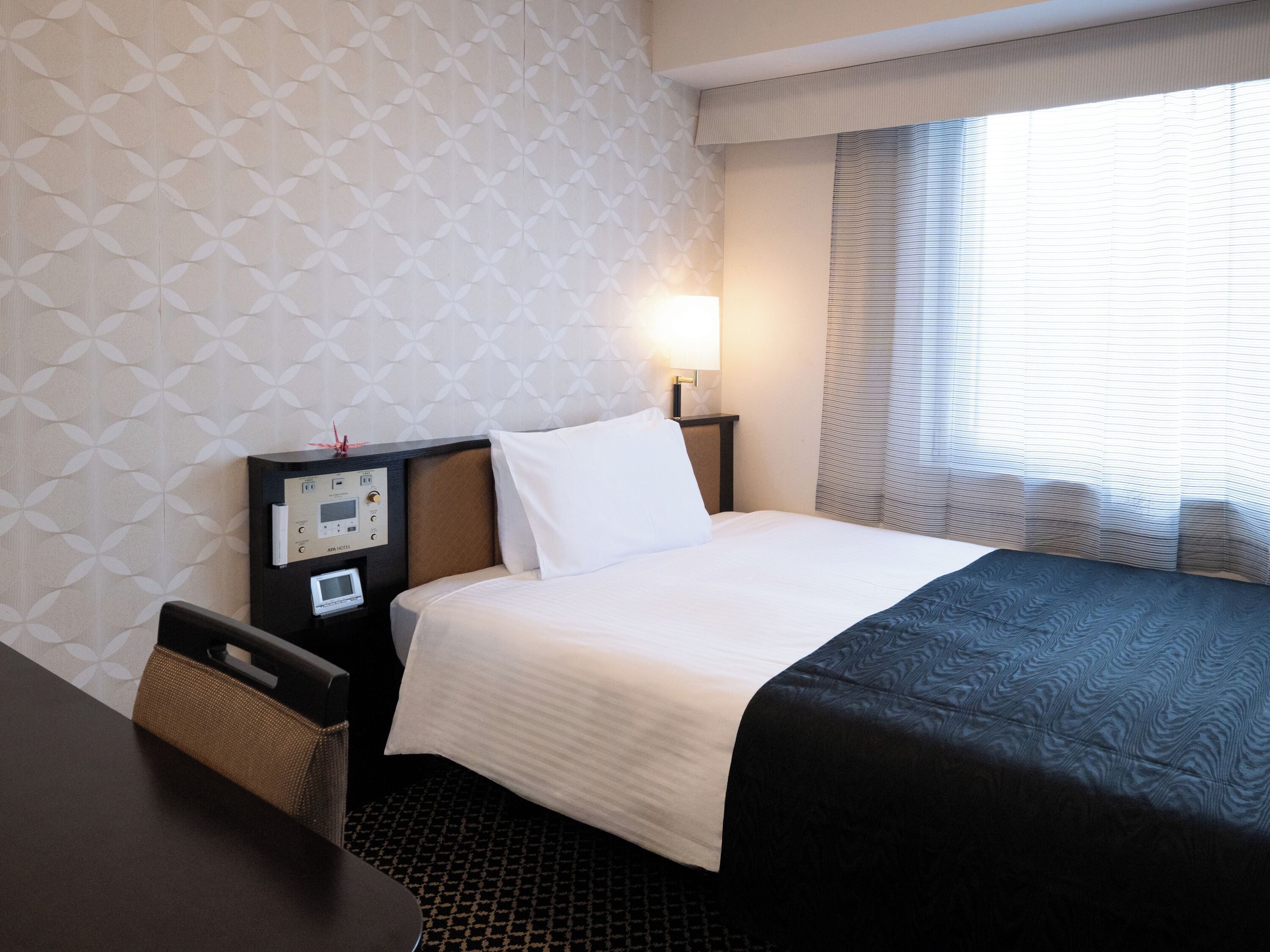 Ropa de cama de alta calidad, escritorio y cortinas blackout 