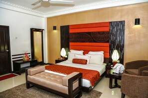 华丽客房 | 高档床上用品、迷你吧、客房内保险箱、办公桌