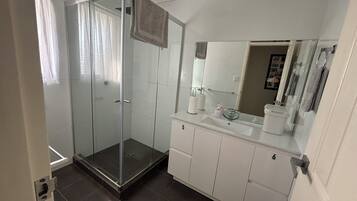 Deluxe Double Room, Shared Bathroom (5) | Bathroom | Shower, hair dryer, towels