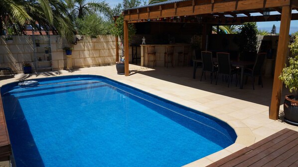 حمّام سباحة خارجي، مظلات على حمّام السباحة، مقاعد للتشمس