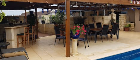 Piscine extérieure, parasols de plage, chaises longues