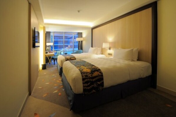 A hotel room with two beds, a large window, and a view of the cityscape. - Louis Kienne Hotel Pandanaran (Semarang)