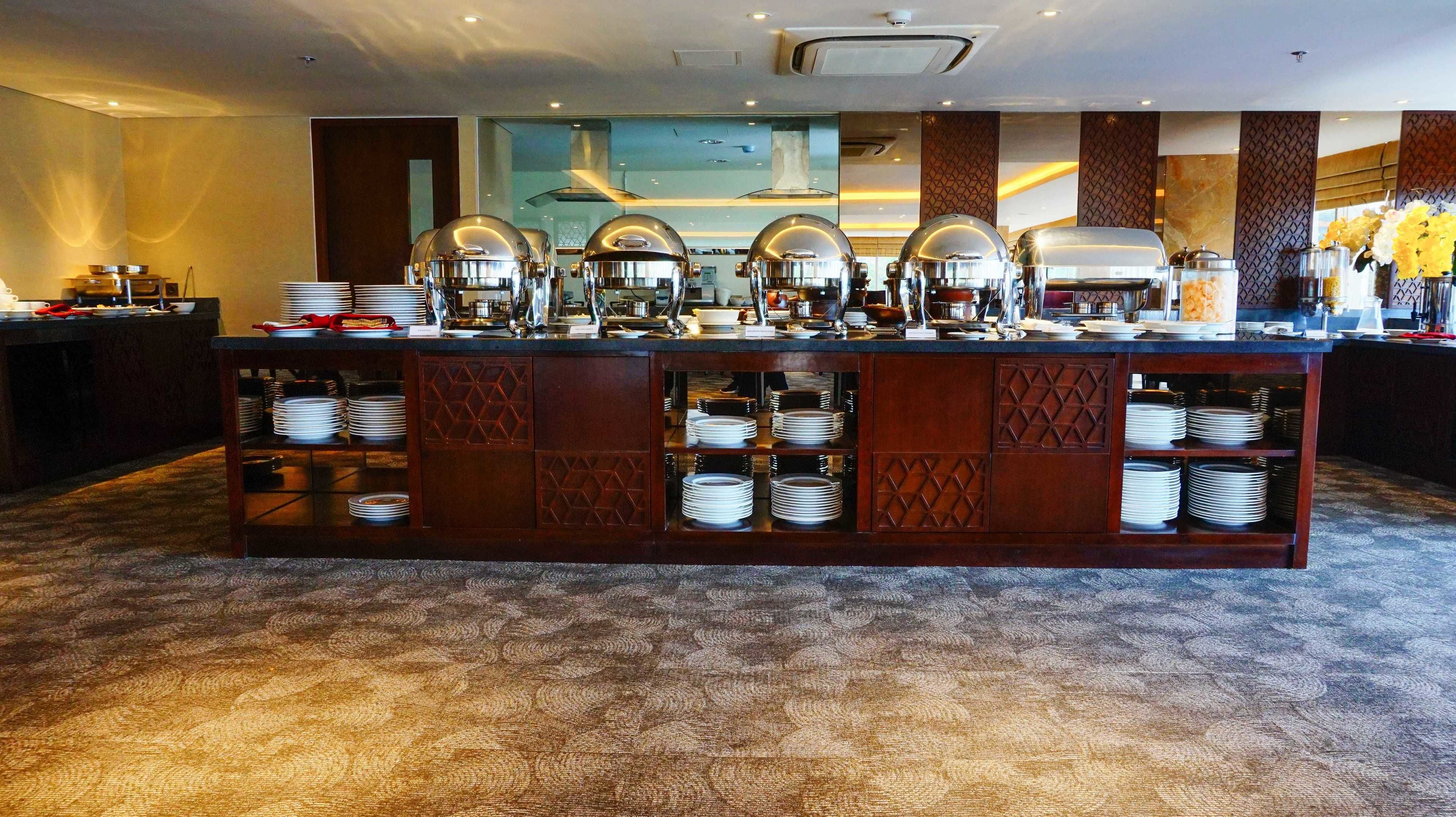 breakfast, lunch and dinner served