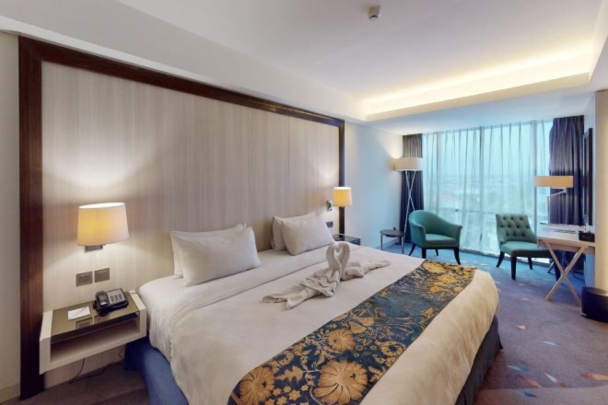 In-room safe, desk, blackout drapes, WiFi (free)