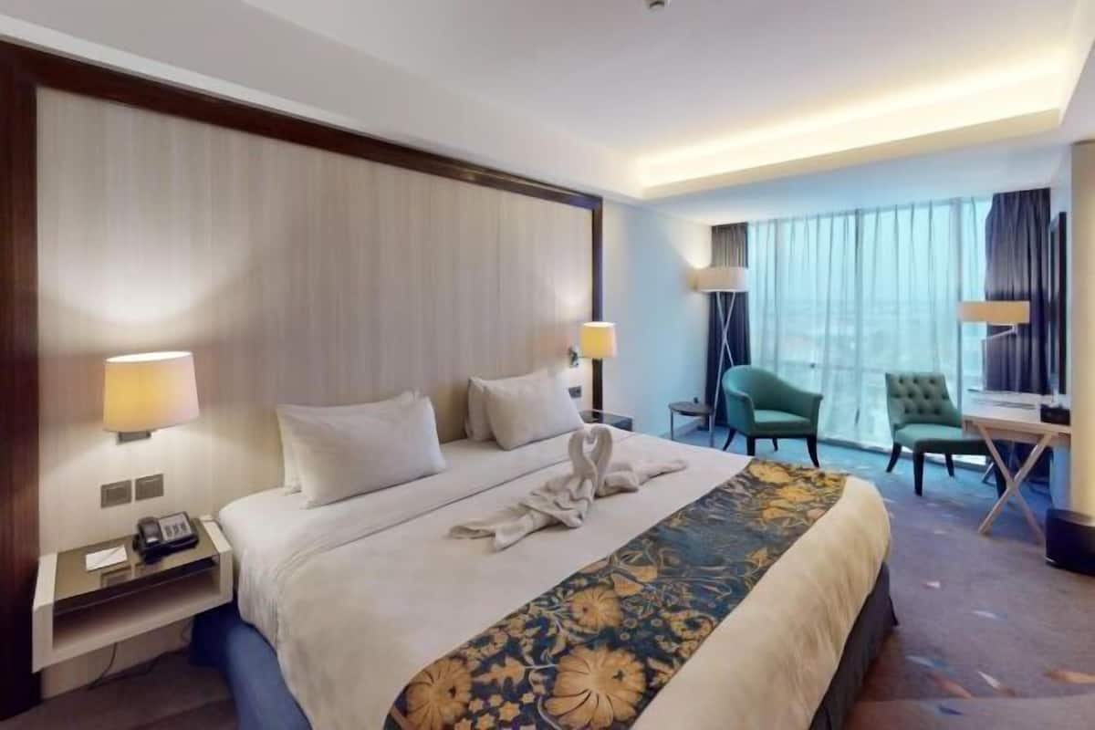 In-room safe, desk, blackout curtains, free WiFi
