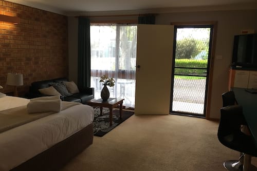 King Spa Room | Iron/ironing board, free WiFi