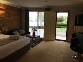 双人房, 1 张特大床, 按摩浴缸 | 熨斗/熨衣板、免费 WiFi