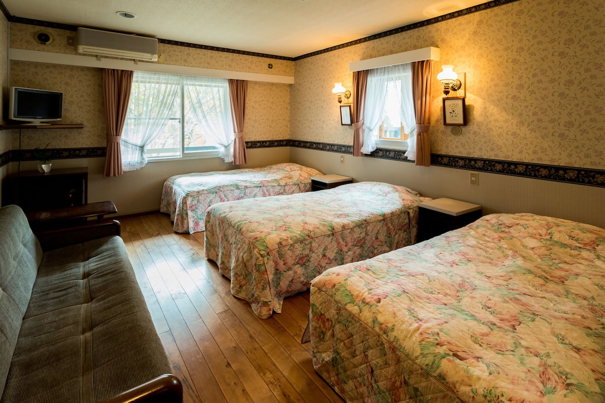 Triple Room with Shared Bath Room | Individually decorated, individually furnished, blackout drapes