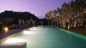 Alberca al aire libre y camas balinesas gratuitas