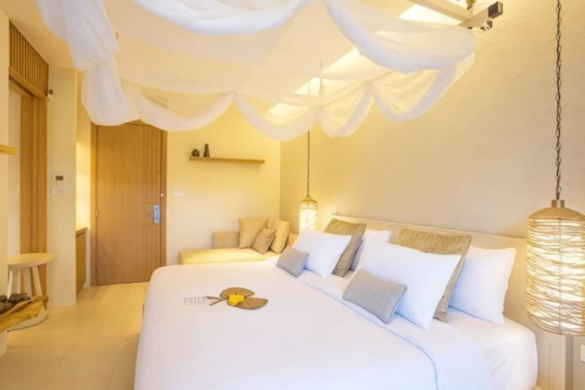 Premium bedding, down comforters, free minibar, in-room safe