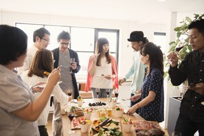 Basic House | Private kitchen | Full-size fridge, microwave, oven, cookware/dishes/utensils - Mulan Hostel (Kyoto)