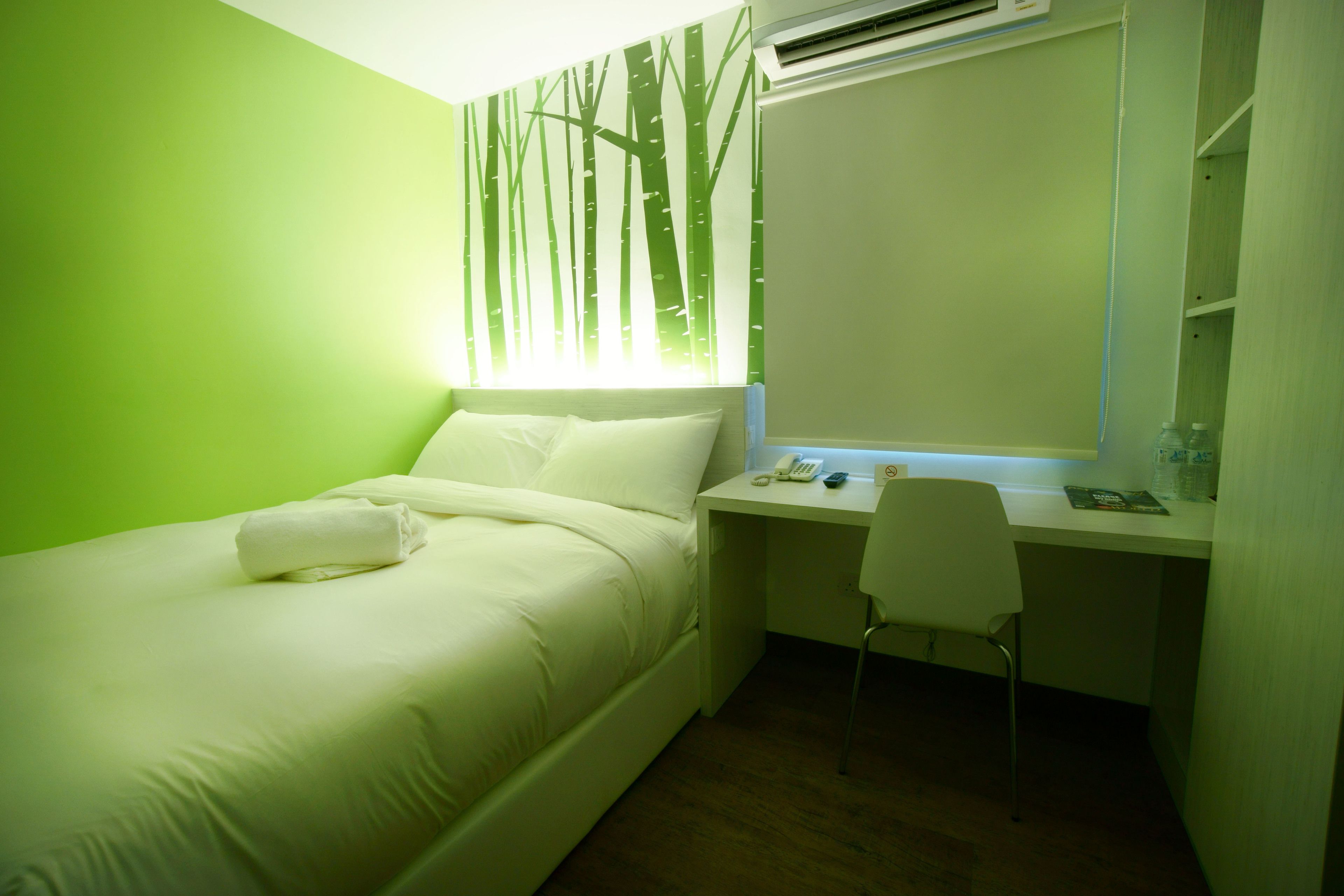 standard room (queen) | in-room safe, desk, soundproofing, iron/ironing board