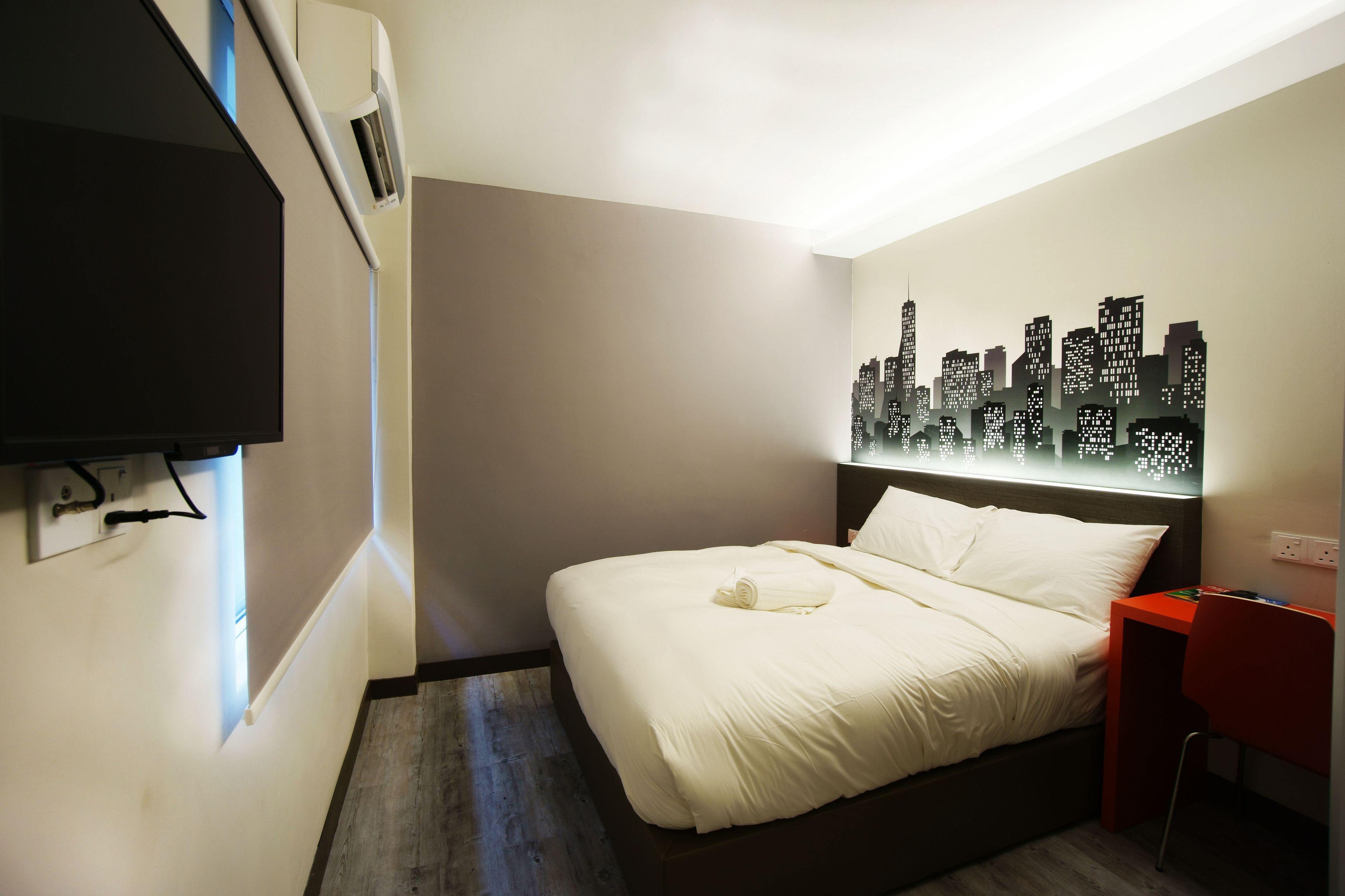 standard room (queen) | in-room safe, desk, soundproofing, iron/ironing board