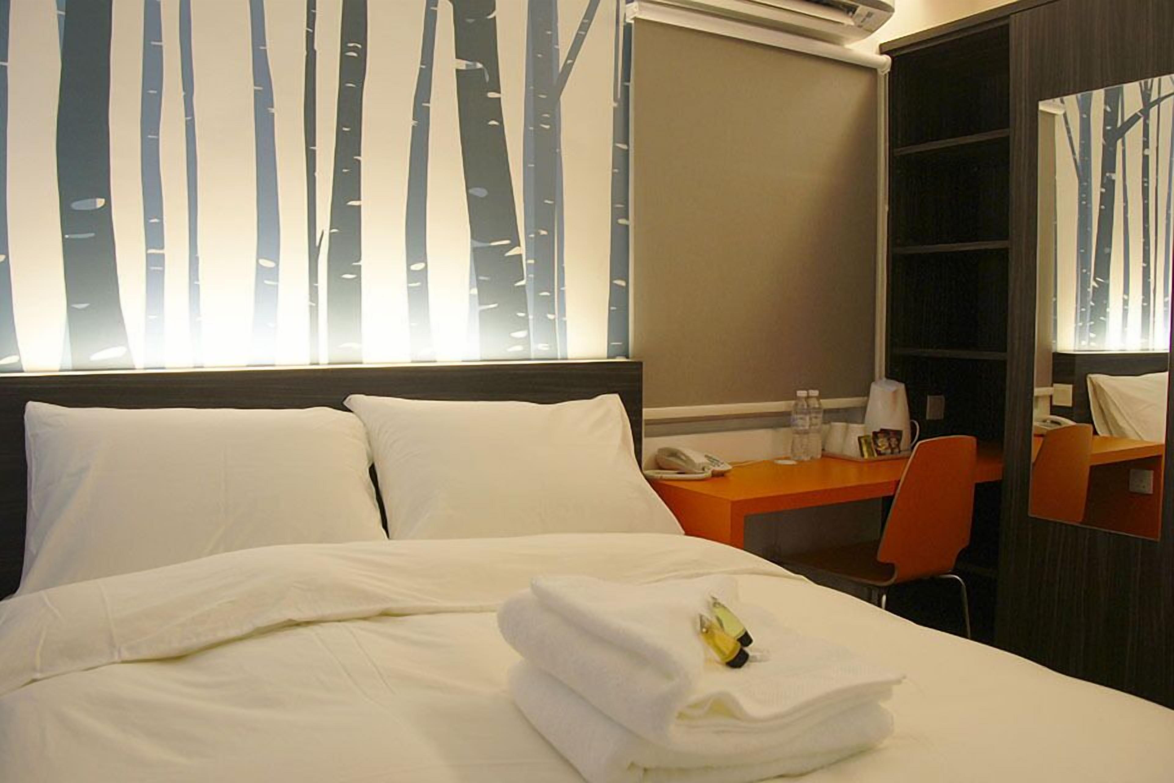 standard room (queen) | in-room safe, desk, soundproofing, iron/ironing board