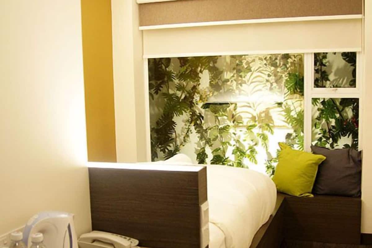 Garden Room (Queen) | In-room safe, desk, soundproofing, iron/ironing board