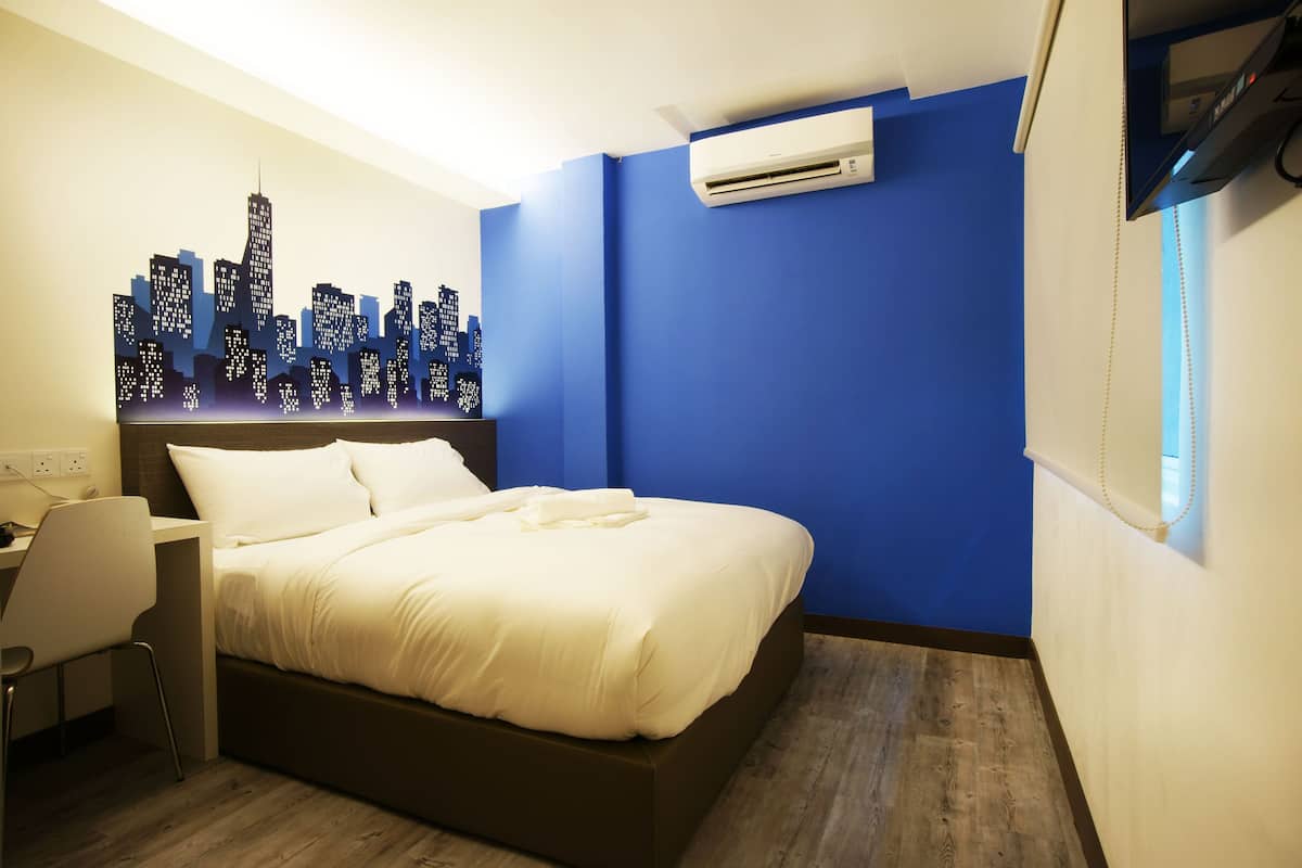 Standard Room (Queen) | In-room safe, desk, soundproofing, iron/ironing board
