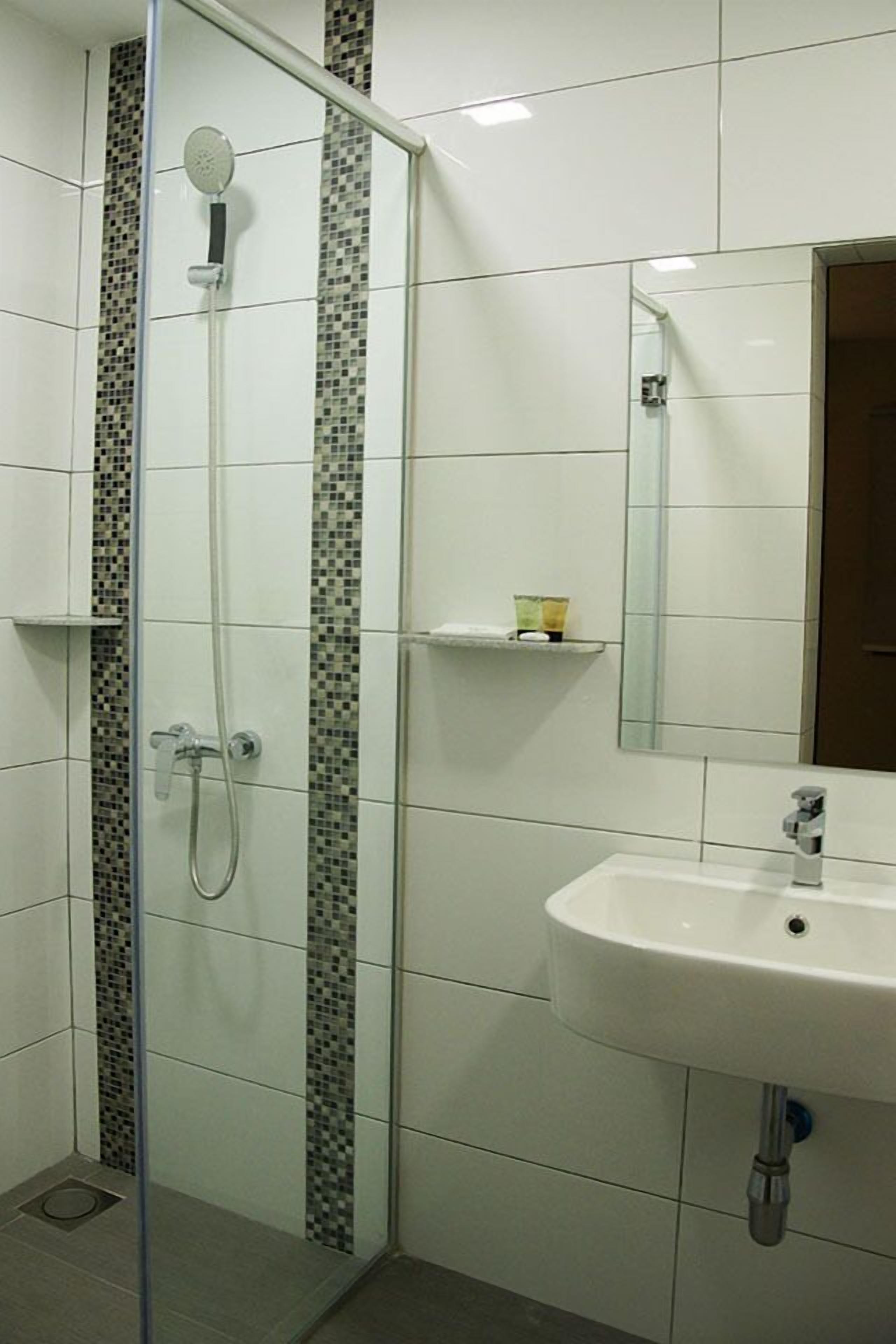 shower, hydromassage showerhead, free toiletries, bidet