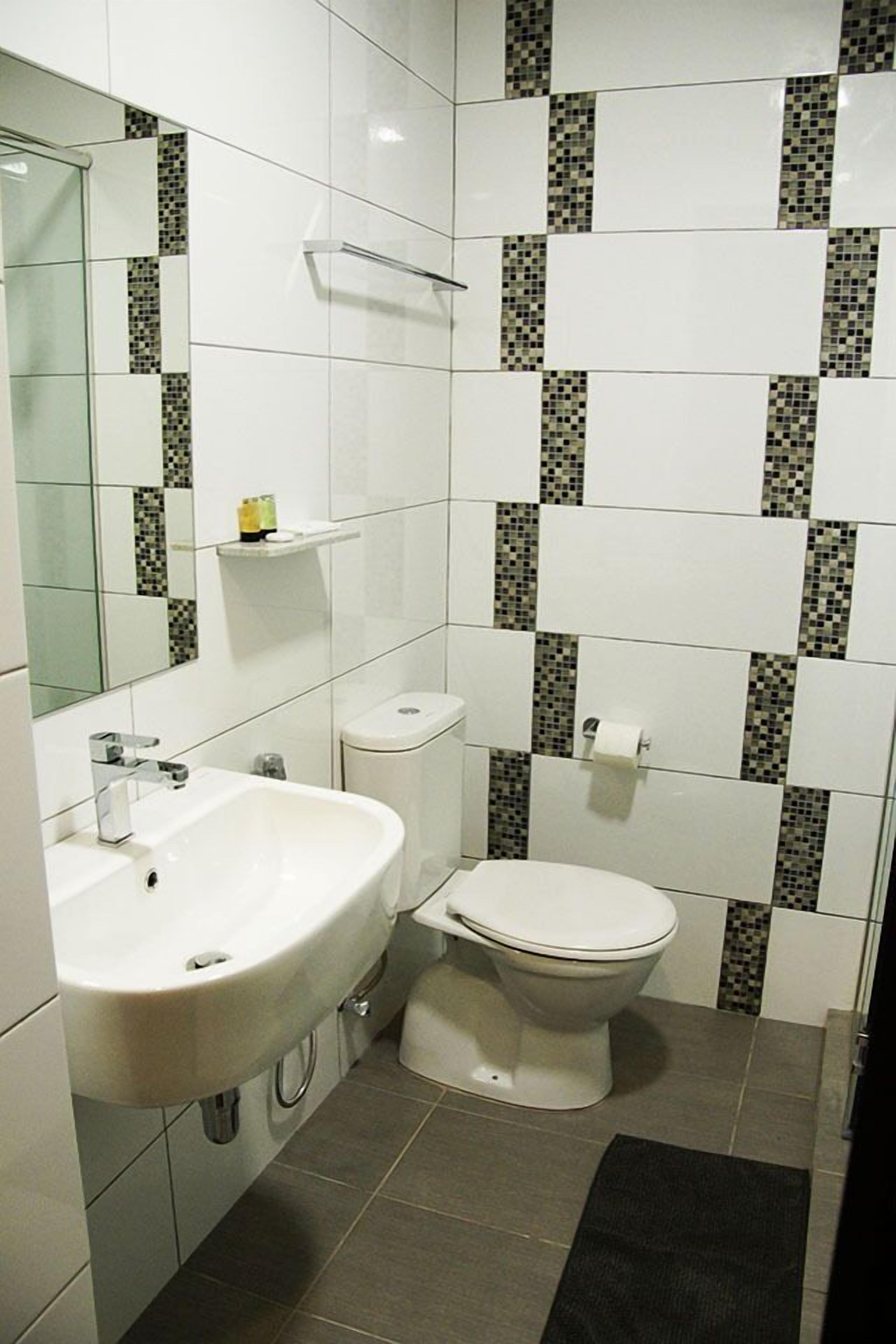 shower, hydromassage showerhead, free toiletries, bidet