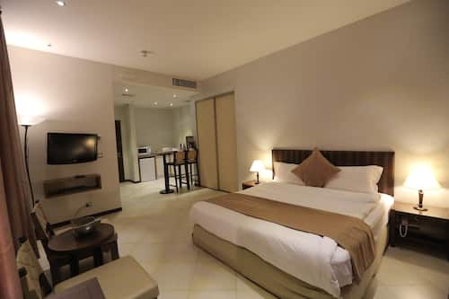 Suite Studio Junior, 1 chambre, coin cuisine, vue ville | Coffres-forts dans les chambres, bureau, rideaux occultants
