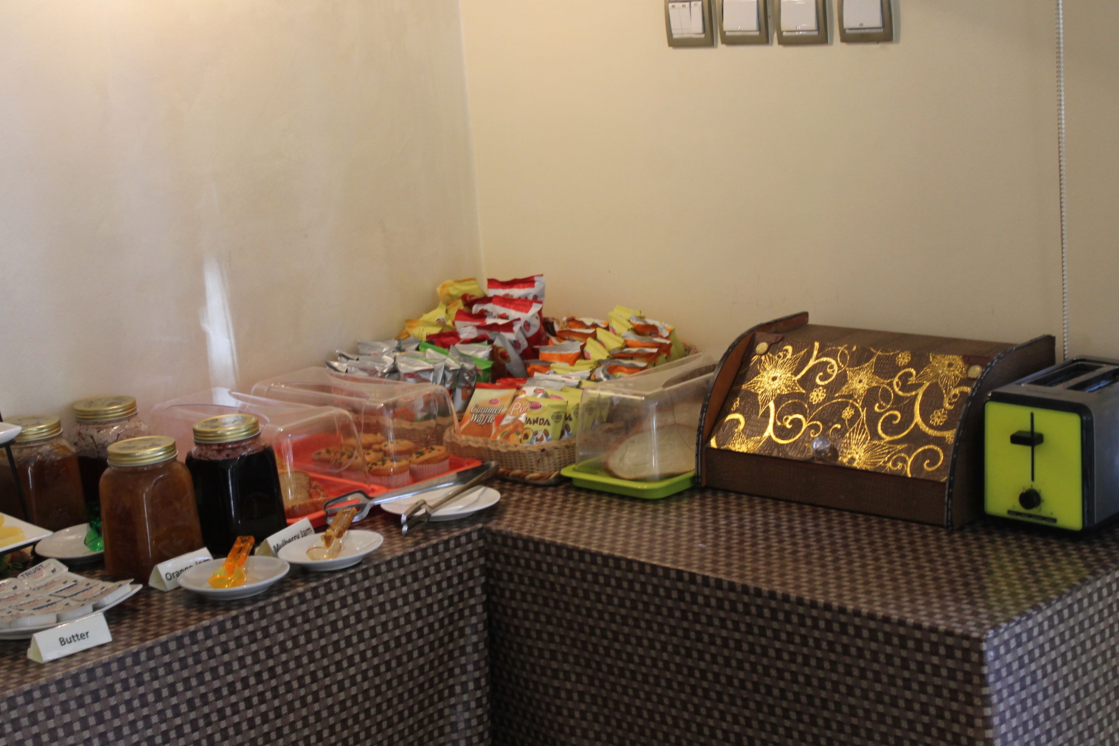 Ein reichhaltiges Buffet mit verschiedenen Speisen und Beilagen.