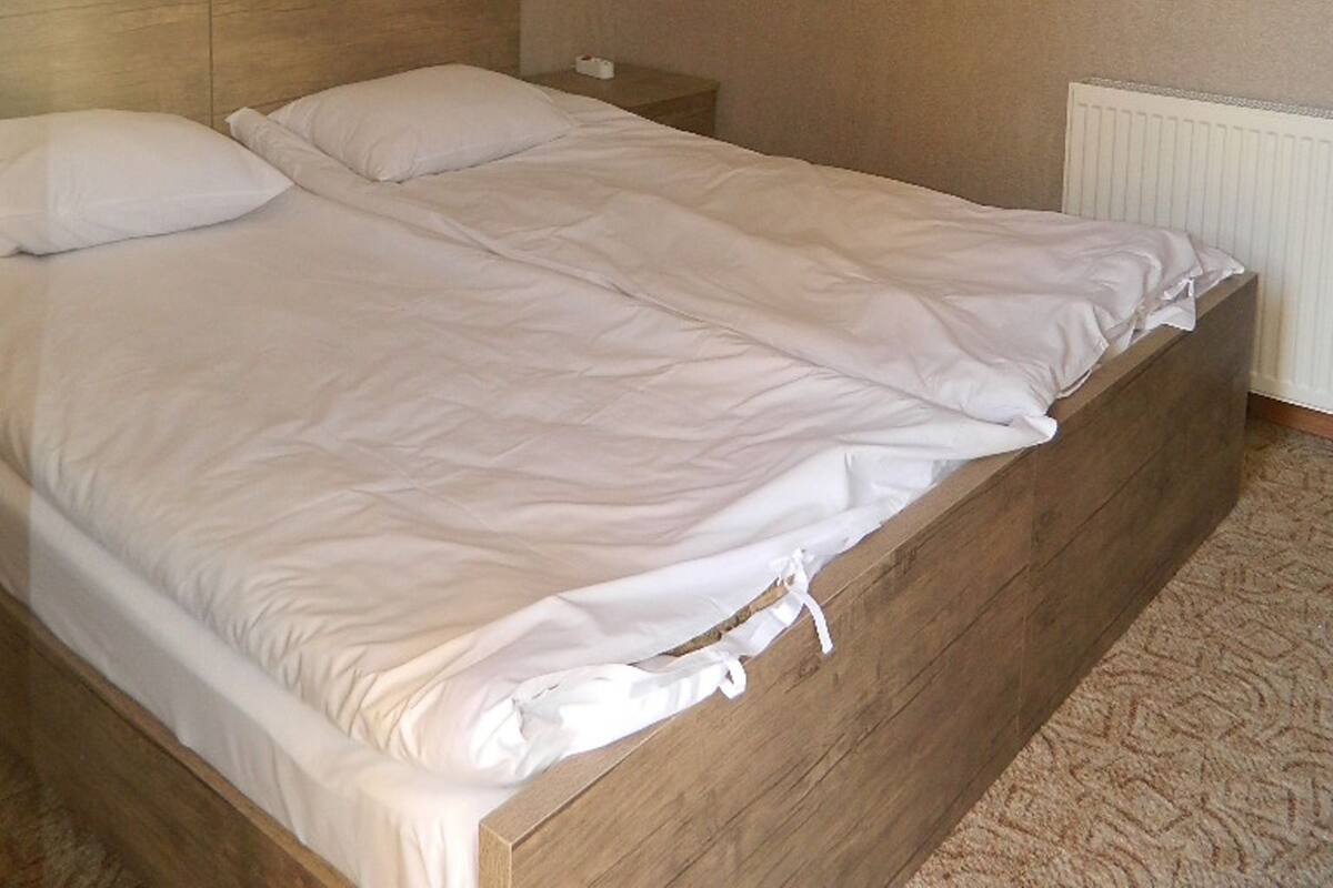 Suite Junior, teras | Meja kerja, tempat tidur lipat/tambahan, dan Wi-Fi gratis