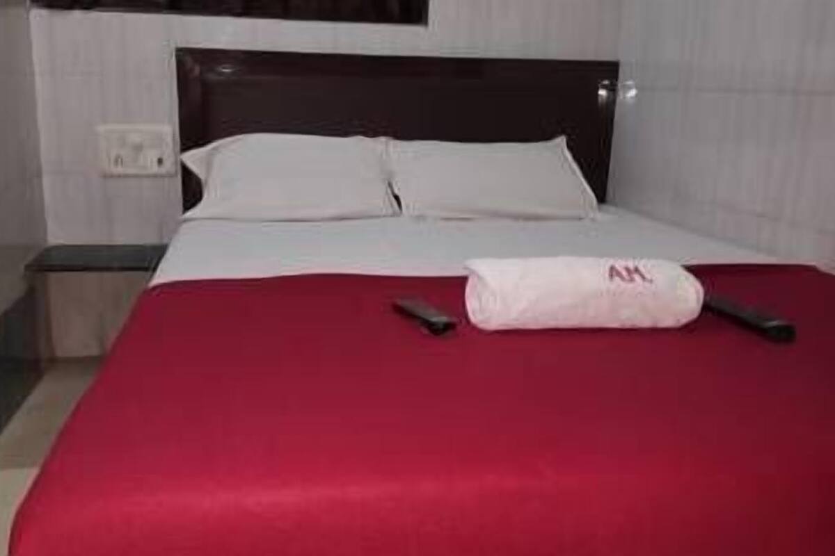 Quarto casal básico, 1 quarto | Cofres nos quartos, escrivaninha, quartos à prova de som