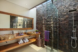 Villa, Mehrere Schlafzimmer, Poolblick | Badezimmer | Dusche, kostenlose Toilettenartikel, Handtücher