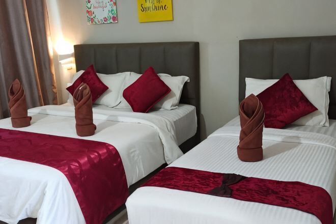 Minibar, meja kerja, Wi-Fi gratis, dan seprai linen