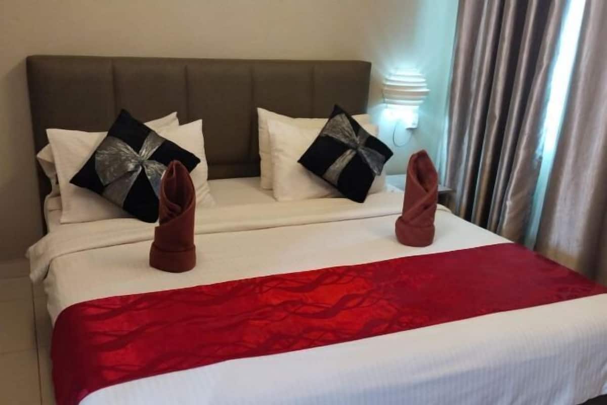 Minibar, desk, free WiFi, bed sheets